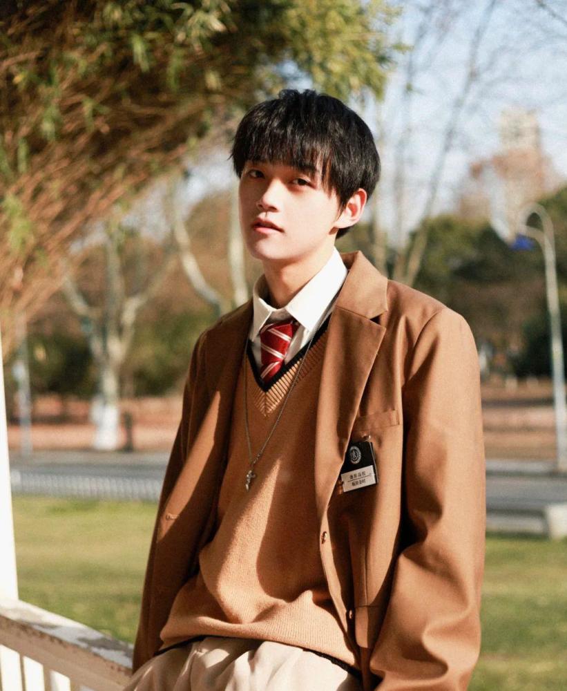 男生穿dk制服超帅的!学院风十足又减龄,这个春季穿起来吧_腾讯新闻