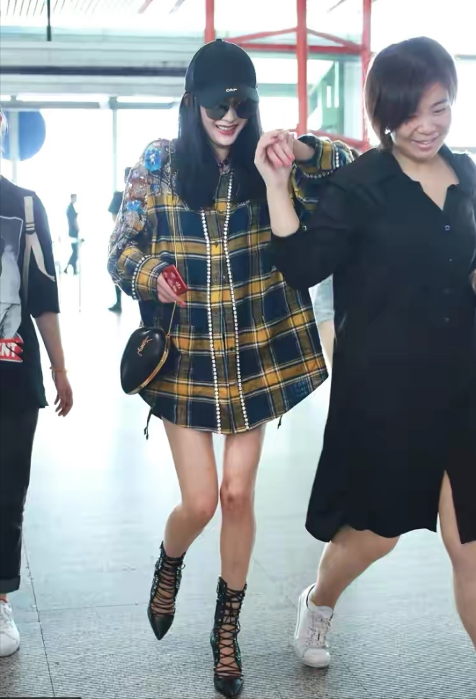 为什么女孩子膝盖上总有淤青?建议女生都替自己的朋友看看