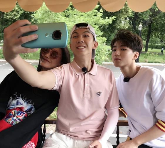 王俊凯和好友聚餐,喝醉酒脸颊泛红眼神迷离,彻底放飞自我玩嗨了_腾讯