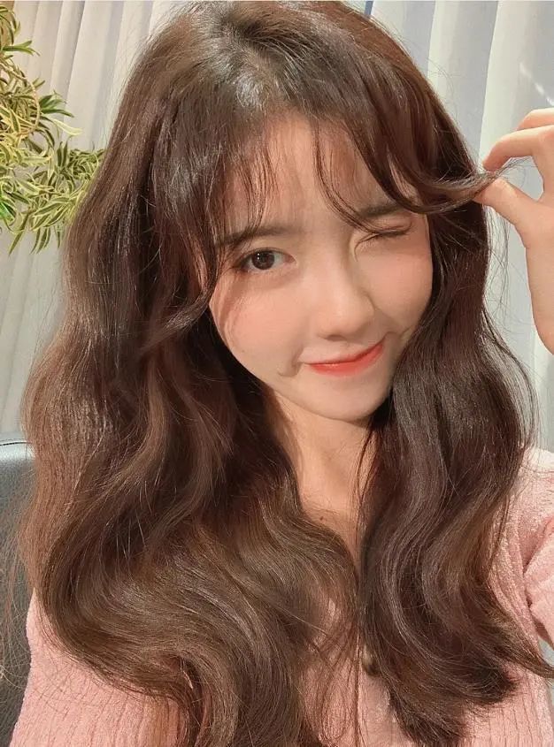 2021年流行"木马卷"发型,头发少的人一定要尝试.