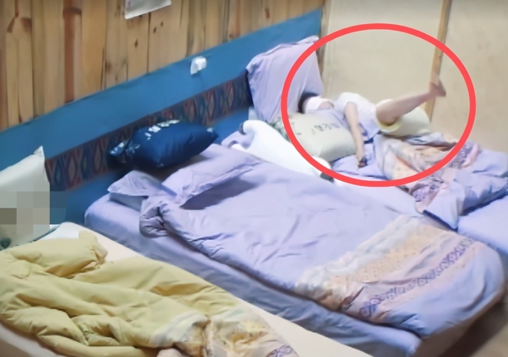 别看女明星在私下里睡姿怪异,但是在影视作品中却睡得很美.