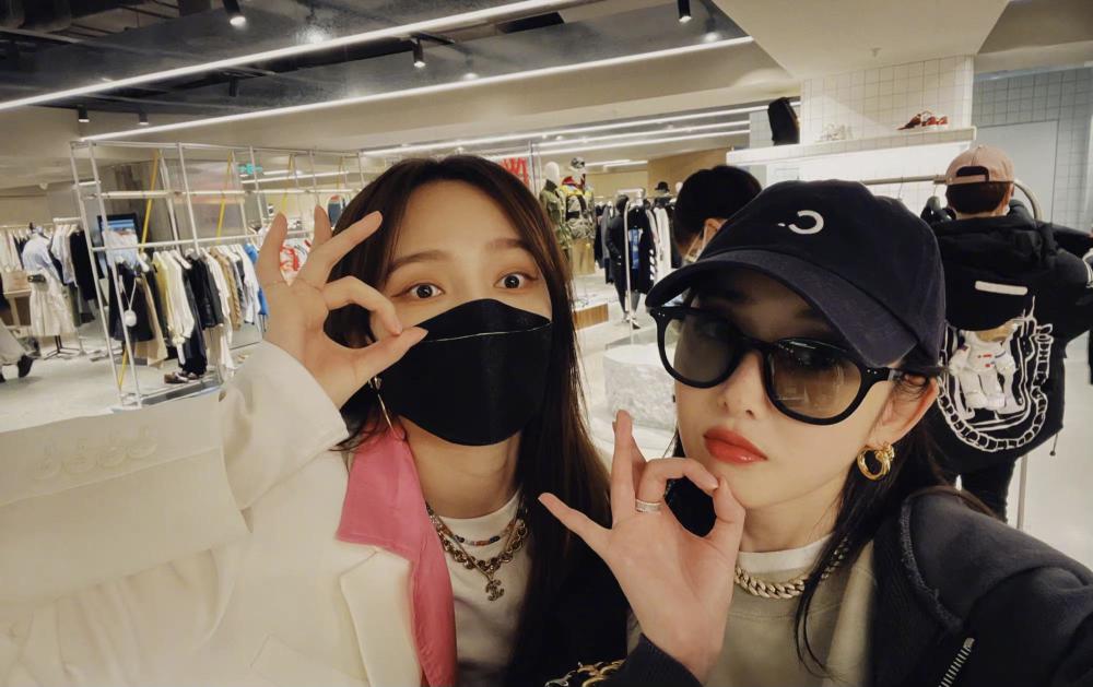 和小姐妹逛街必不可少的环节就是一起自拍,自拍的方式多种多样,除了贴