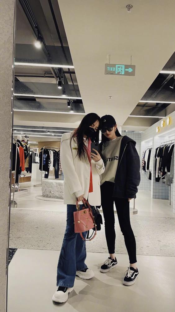 和小姐妹逛街必不可少的环节就是一起自拍,自拍的方式多种多样,除了贴