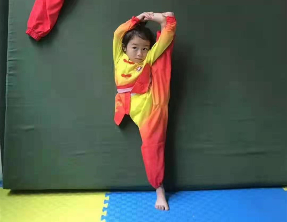 贵州7岁女孩玩特技秀腹肌功夫女孩杨紫璇酷爱武术意外走红