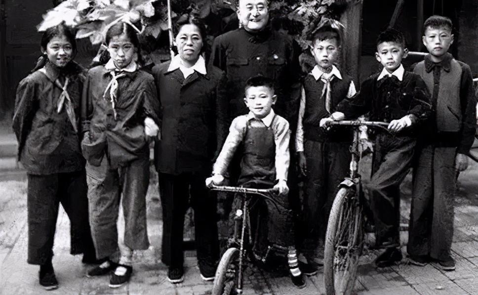 黄炎培夫妇与孩子们黄炎培忙于公务常常晚归,姚维钧便在居住的花园