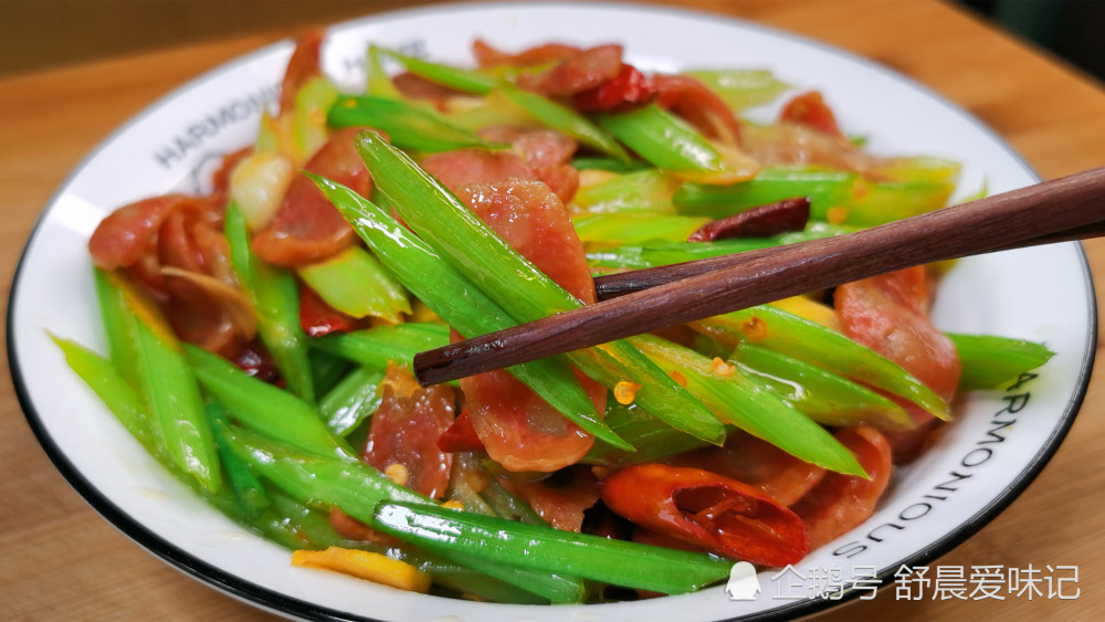 芹菜加腊肠这做法太好吃了荤素搭配鲜香下饭上桌汤汁都不剩