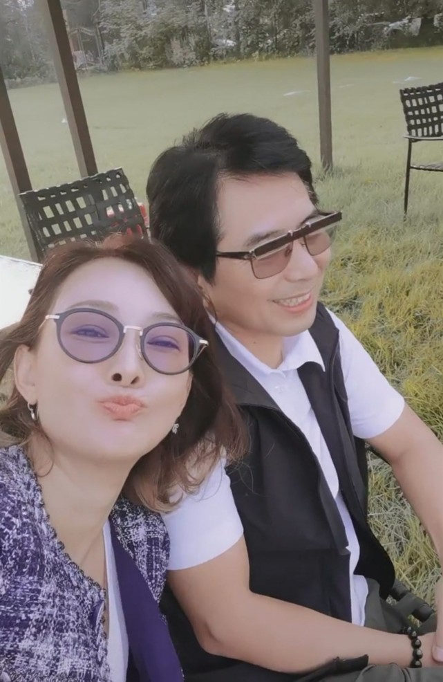 48岁牛莉近照发福!穿露脐装热舞暴露身材,富商老公被赞儒雅绅士