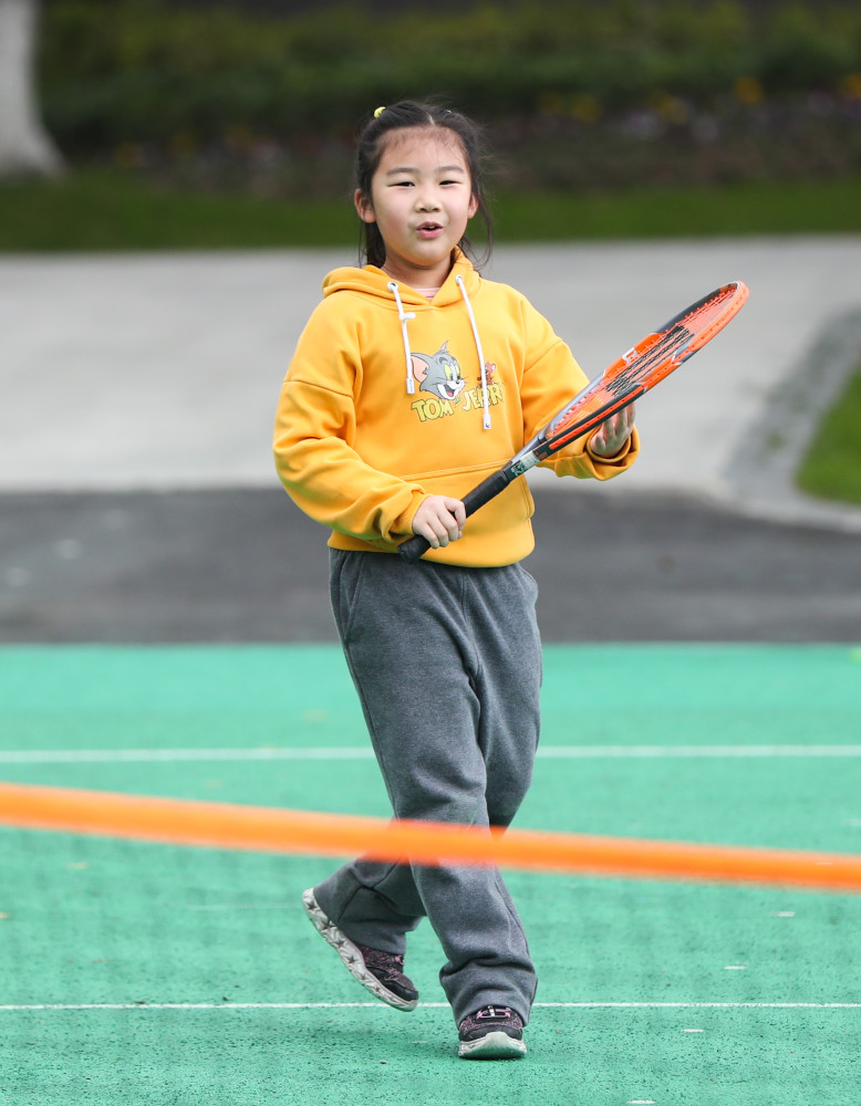 （体育）上海校园内的网球小将