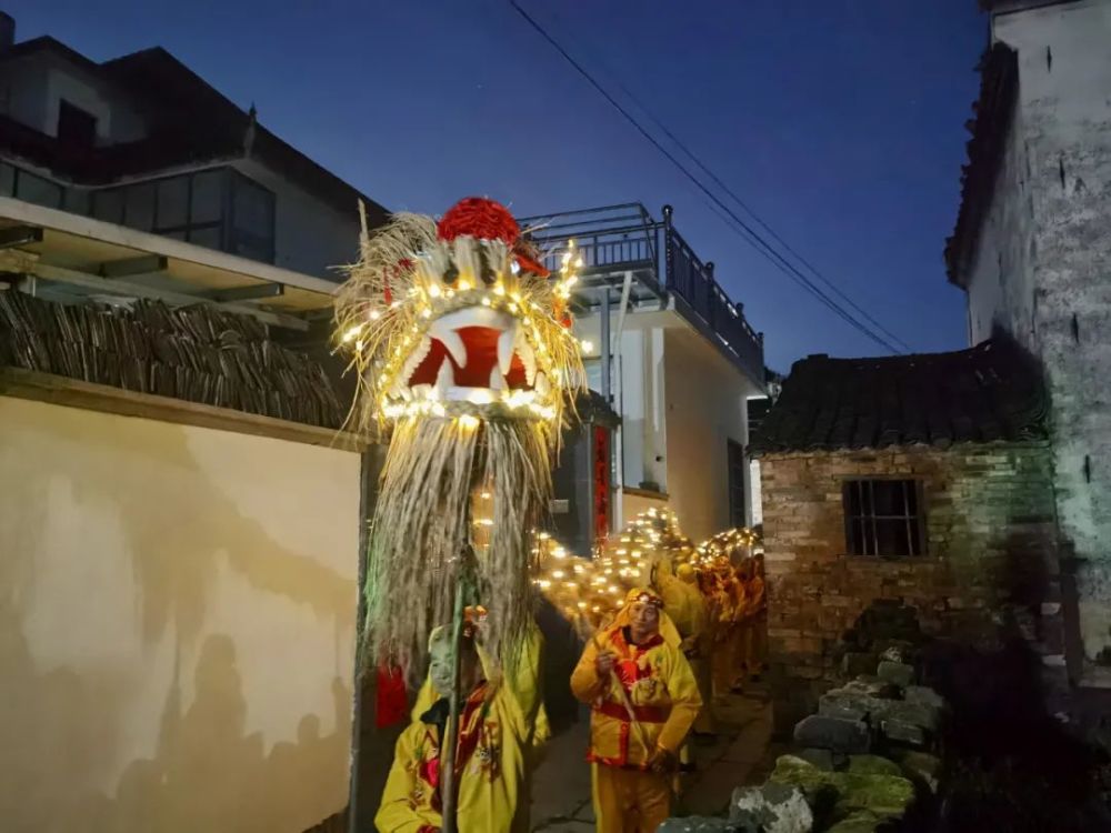 舞草龙徽州区三百多年历史的稻草龙舞动起来