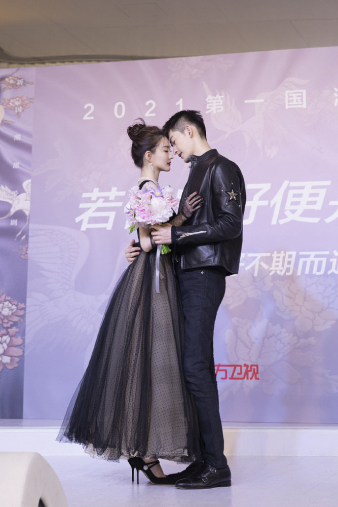 徐璐和张翰宣传新片甜蜜互动穿波点蓬蓬裙似小公主少女和大叔