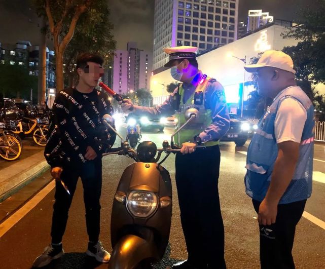 海口公安交警提醒广大驾驶人,饮酒之后不得驾驶机动车与电动自行车,要