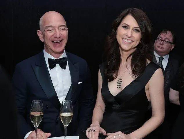 贝索斯与麦肯齐1993年,贝索斯与麦肯齐结婚.