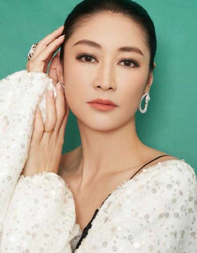 梁静气质开挂!身穿连衣裙亮相活动高级感一般人比不来,高贵优雅