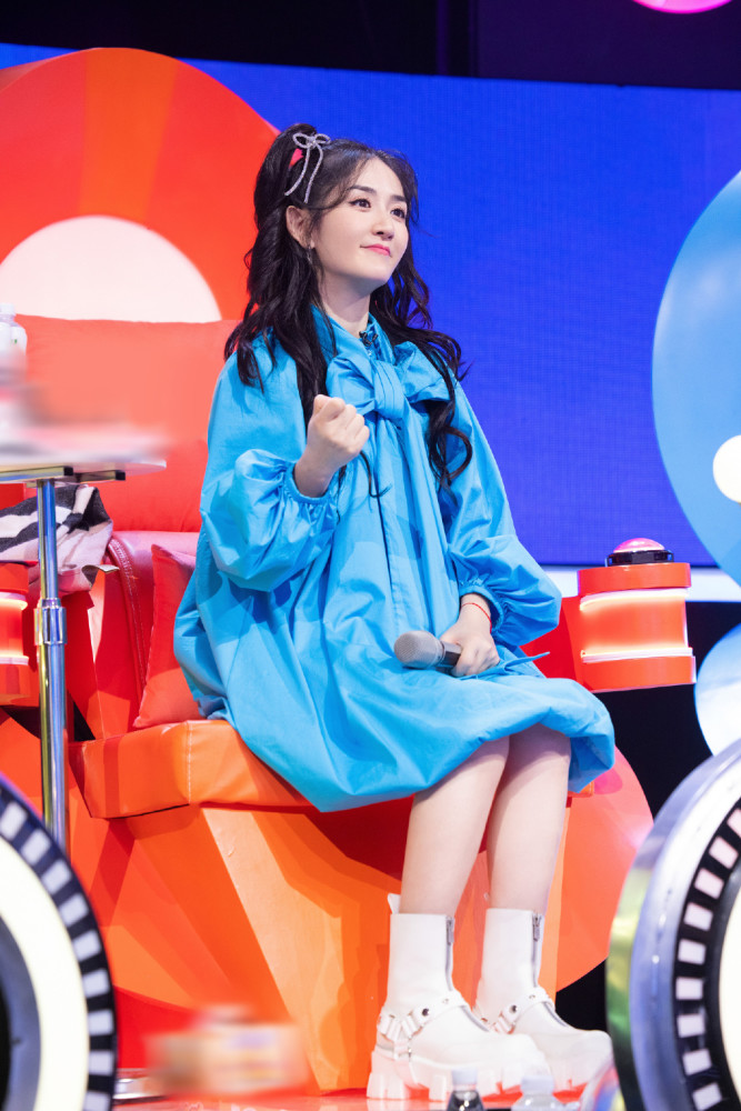 look1,纯色裙 马丁靴这款纯色裙不同于以往看到的款式,而是蓬松的泡泡