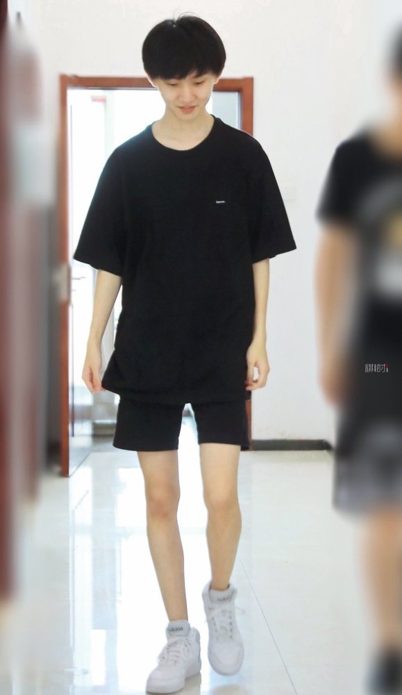 马嘉祺:名品大长腿,马腿原来这么好看的吗_腾讯新闻