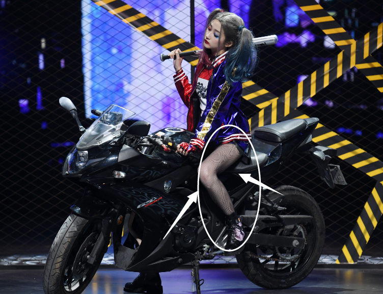 关晓彤cos小丑女,彩色双马尾搭配艳丽妆容好酷,这腿真实存在?