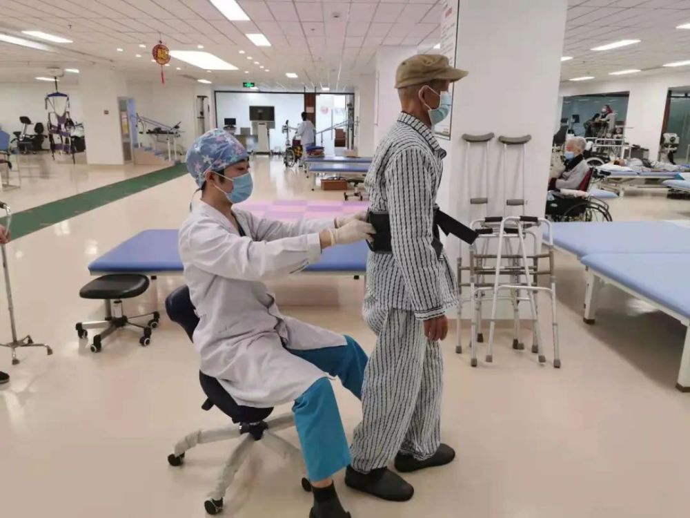 老年康复一站式诊疗海淀这家医院为老服务暖