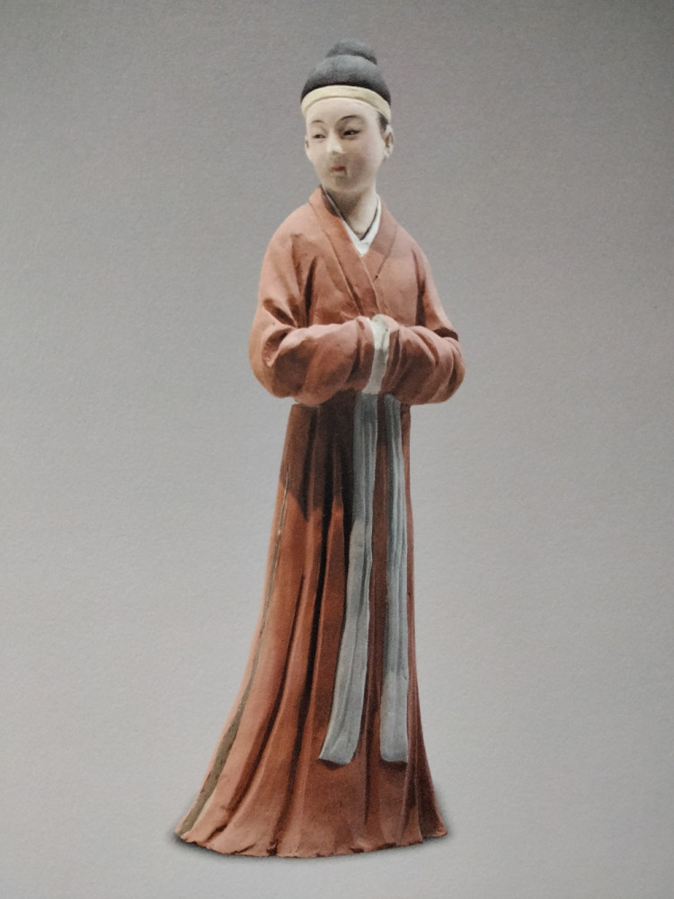 【图5,五代契丹侍女服饰泥塑】辽国女性服饰的服色远不如南朝汉人服饰