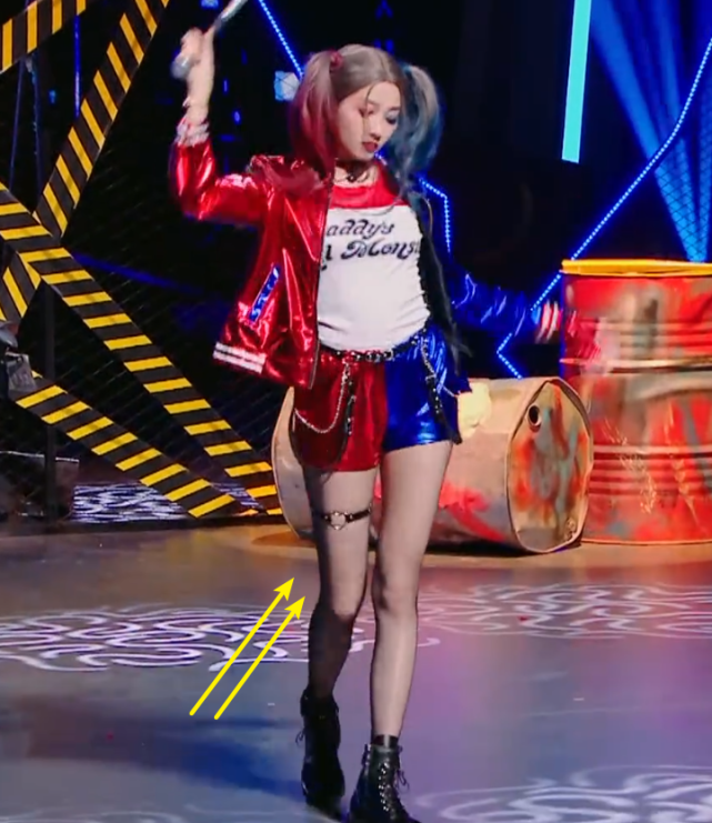 关晓彤cos小丑女火了,我却在意她无精修下的腿,确定172cm吗