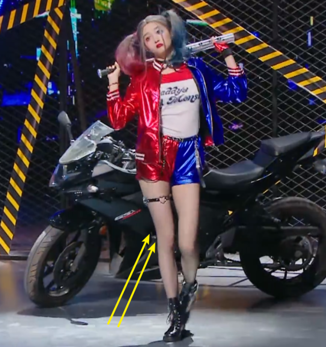 关晓彤cos小丑女火了,我却在意她无精修下的腿,确定172cm吗