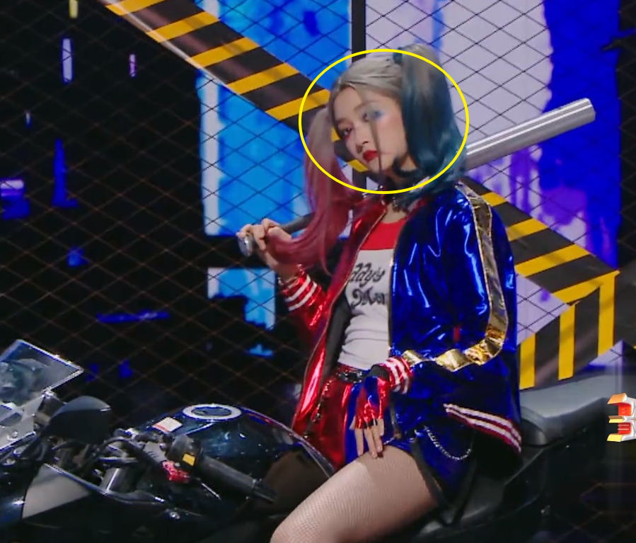 关晓彤cos小丑女火了,我却在意她无精修下的腿,确定172cm吗_腾讯新闻