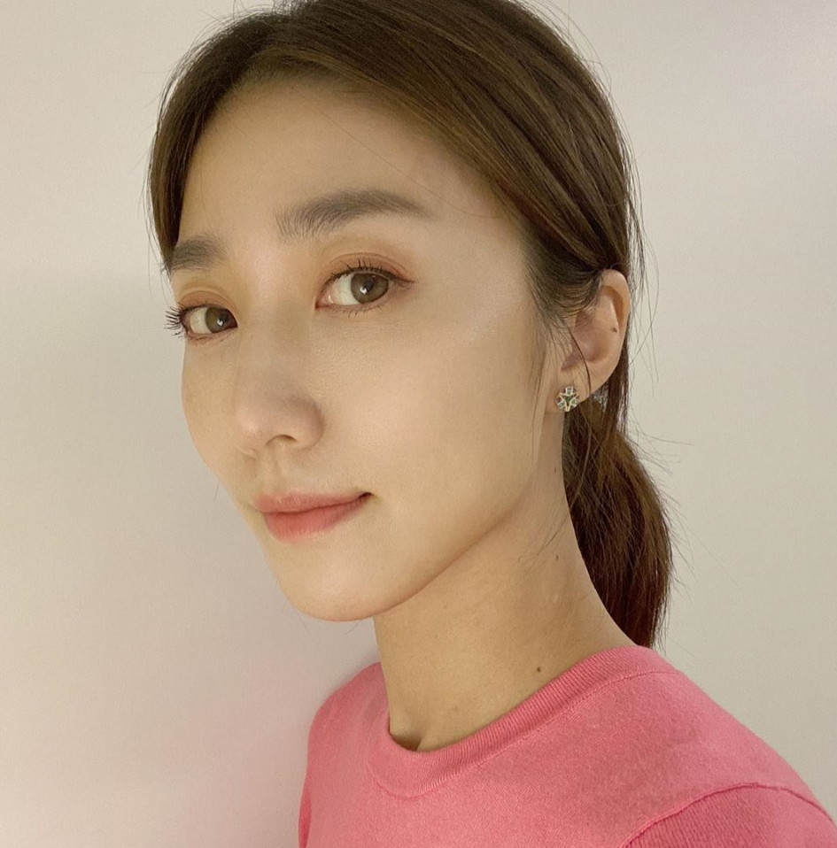 庞蕾馨在个人社交账号上留言称,走路时真的不可以看手机,不小心掉进