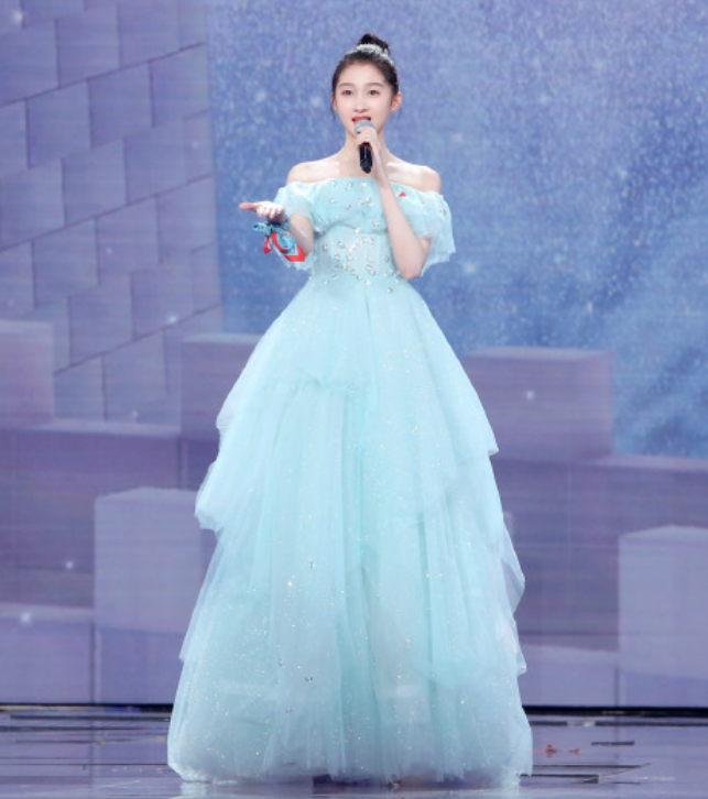 关晓彤挑战"小丑女"造型,穿15cm热裤,秀出的腿也太绝了