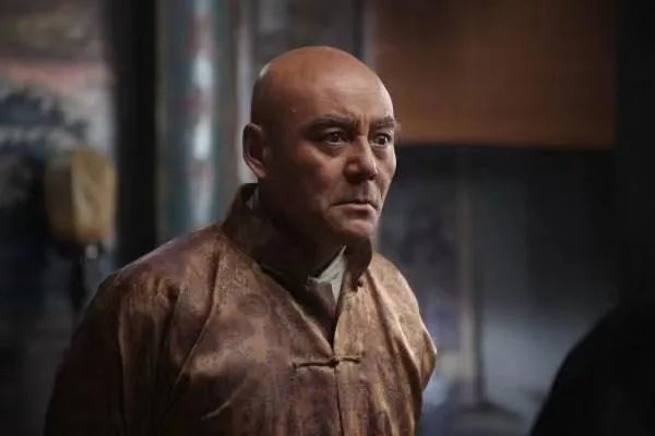 身份具有争议的北冰洋商行老板查福鼎,另一面他是"青龙帮"游手好闲不