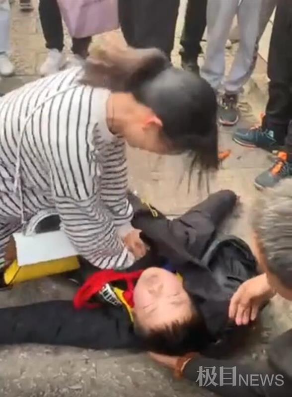 男孩突发疾病晕倒街头,护士跪地实施心肺复苏术_腾讯新闻