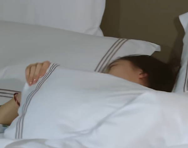 关晓彤睡觉被拍翻身时暴露男友专属床边还有小鹿留下的痕迹