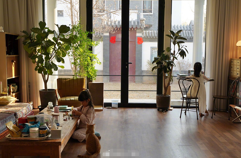 44岁赵子琪罕晒俩女儿绝美童颜长腿吸睛豪宅面积大到能骑车