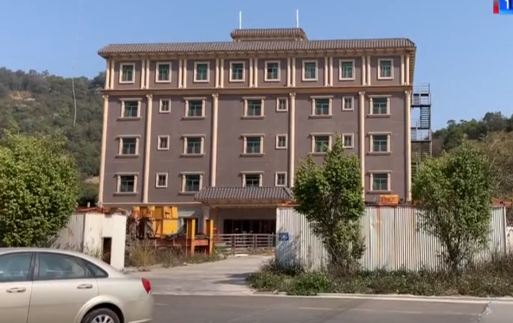 被电视台曝光后,西胪陂头村这处五层ktv已开始拆除!