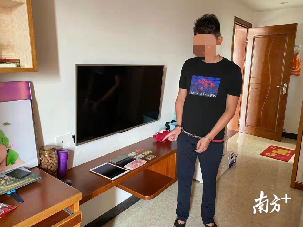 经初查发现,以刘某,宋某为首的30名犯罪嫌疑人,通过手机短信等即时