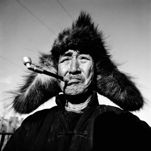 黑土地冬天高寒,为防寒老人头带狗皮帽子,身穿大棉袄,二棉裤,脚穿乌拉