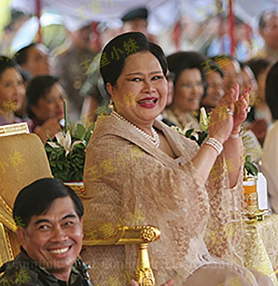 诗丽吉的家族是泰国有名的吉滴耶功家族,诗丽吉可以说的上是泰国王室