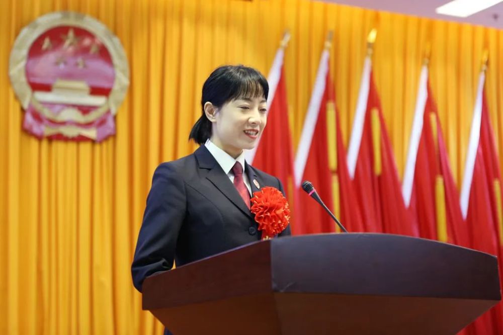 "从检10年,从内勤到检察官,一直战斗在刑事检察第一线,守护一方百姓的