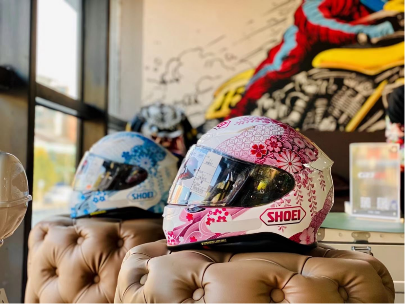 shoei  z7樱花 樱花一开,就意味着春天真正来了,在纯白的主色上点缀