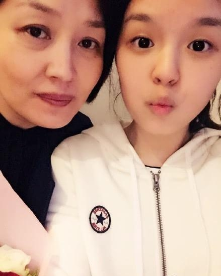 李咏女儿晒照大秀好身材,露肚脐露肩膀,惹妈妈实名羡慕:想瘦