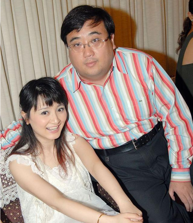 如今,46岁的虞梦和丈夫依旧恩爱有加,一心在家相夫教子的她还是那么的