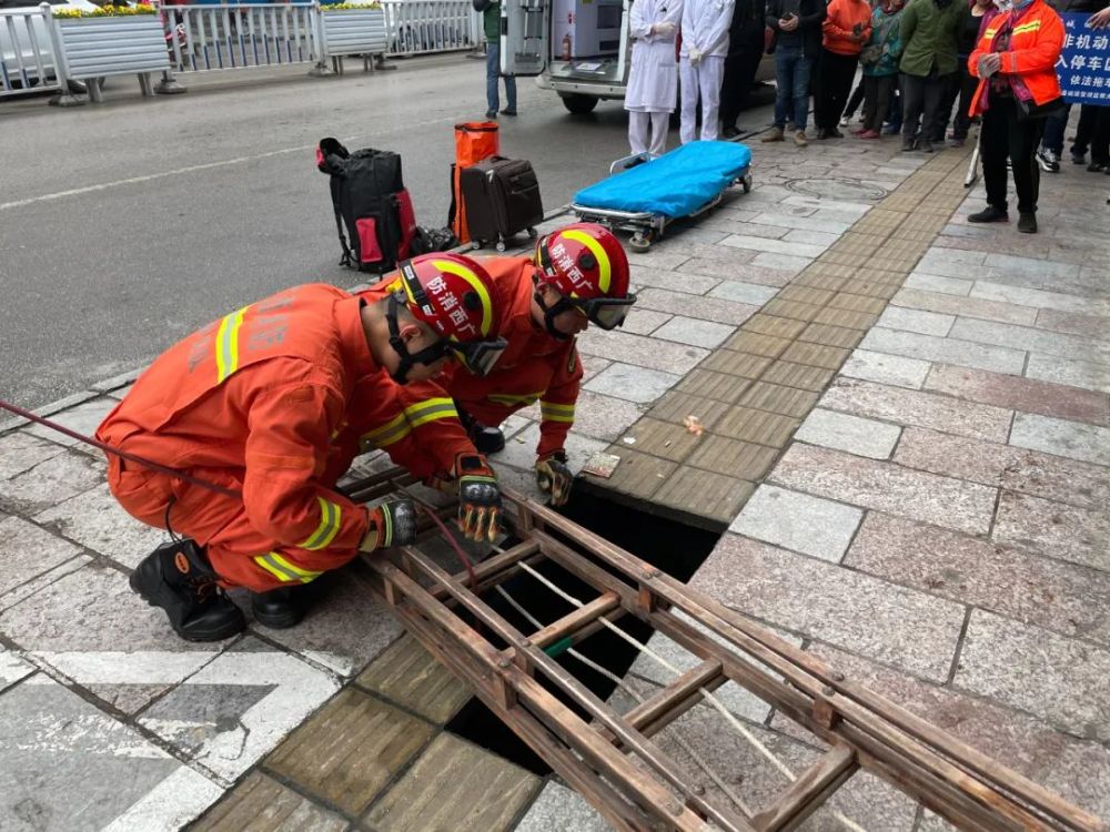 路面突开巨口六旬老人不慎跌入深坑