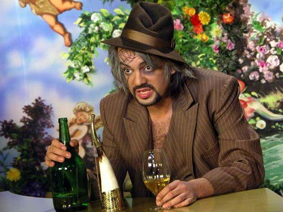 到他家附近(near)的一个酒吧喝酒,但他从不带(take)他的儿子(son)汤姆