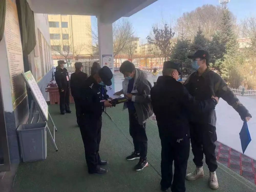 3月13日,青海省中小学教师资格证笔试考试在海东市平安区海东二中