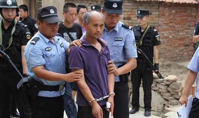 王世杰见状连忙拨打了120以及110电话,警察赶到后将伤者送到了医院,这