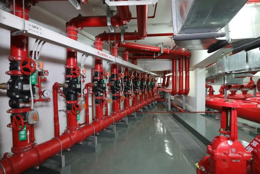 报警阀管道排布间距均匀仪表朝向一致发电机组排布合理箱,柜排列整齐