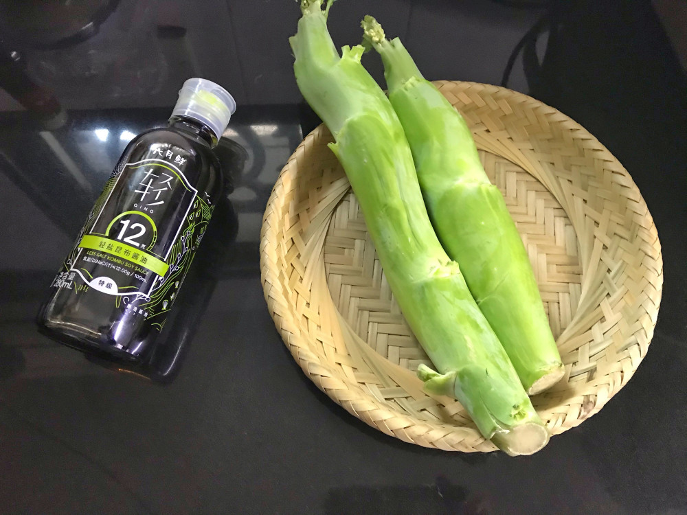 2,芥蓝去掉外面的皮和根部老的部分,清洗干净后切成小条状.