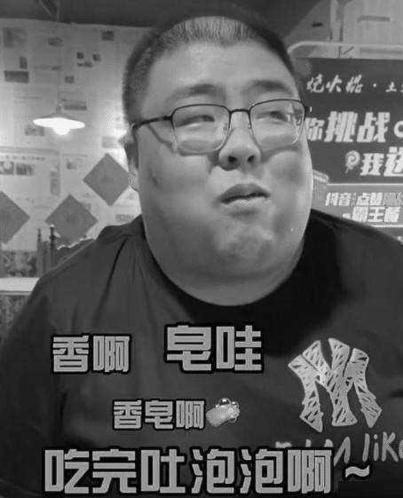 网红公益人物泡泡龙不幸离世警方向他致敬