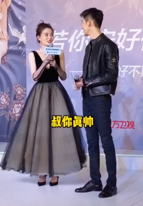 26岁徐璐叫36岁张翰"叔"?新剧发布会上互相捏脸,甜齁了_腾讯新闻