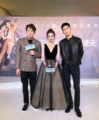 26岁徐璐叫36岁张翰"叔"?新剧发布会上互相捏脸,甜齁了_腾讯新闻