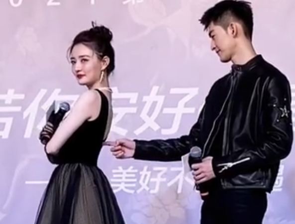 26岁徐璐叫36岁张翰叔新剧发布会上互相捏脸甜齁了