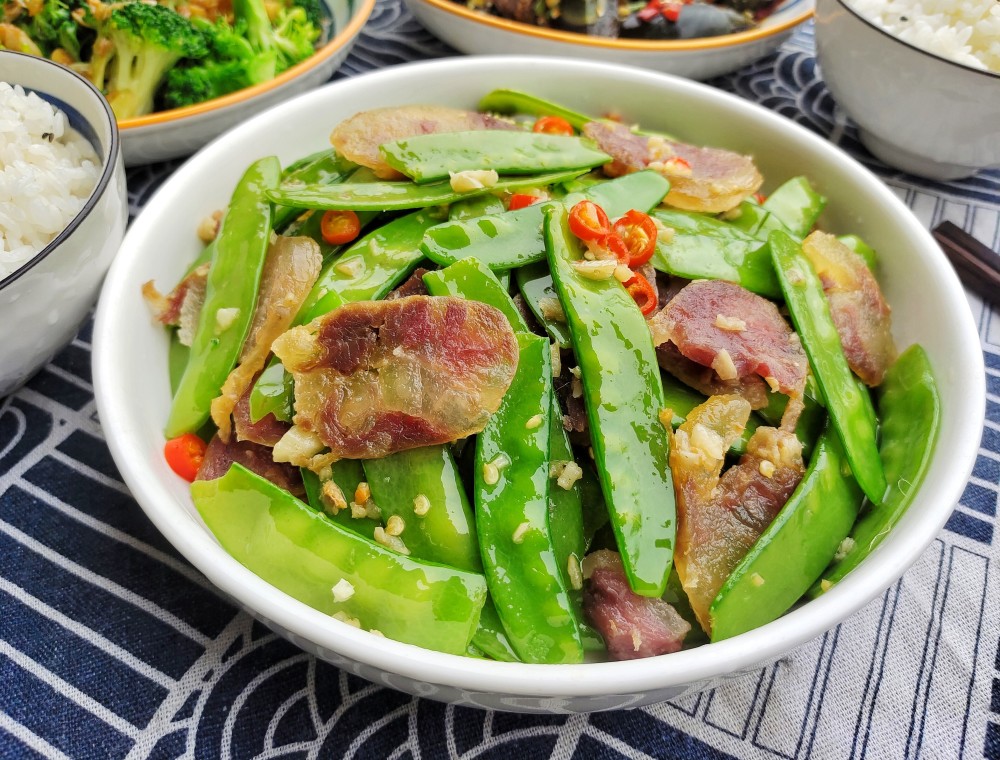 腊肠炒荷兰豆掌握2个秘诀腊肠鲜嫩不咸荷兰豆碧绿脆口不发黄